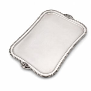 Könnte beinhalten: Ein rechteckiges silberfarbenes Serviertablett mit einer glatten, flachen Oberfläche in der Mitte. Das Tablett verfügt über einen erhöhten Rand mit Perlenmuster und verzierte Metallgriffe an zwei gegenüberliegenden Seiten mit floralen Details.