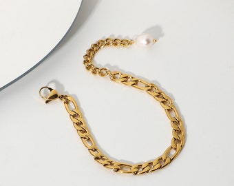 Ios Bracelet/18k gold plated stainless steel Figaro Chain Bracelet with Freshwater Pearl Charm/Water-resistant, hypoallergenic, anti-tarnish