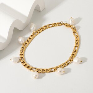 Alara Anklet / Figaro Chain Body Jewelry with Freshwater Pearl Charms / Water-resistant,hypoallergenic / 18k gold plated stainless steel