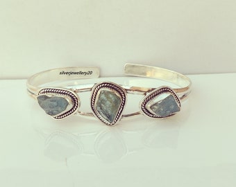 Brazalete tipo puño de plata 925 hecho a mano con piedra preciosa de aguamarina en bruto.