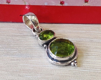 Pingente de prata 925 com peridoto natural, berloque artesanal com pedra preciosa.