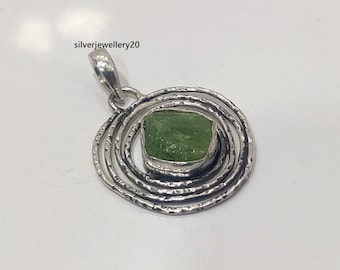 Ruwe Peridot ketting hanger, ruwe stenen ketting, augustus Birthstone sieraden, sierlijke stenen hanger, ruwe kristallen ketting, verjaardagscadeau