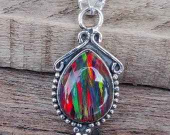 Colgante de ópalo multicolor hecho a mano: colgante de mujer con engaste de plata de ley