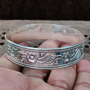 Blumen Armreif aus Sterlingsilber: Armreif mit Gravur im Vintage-Stil