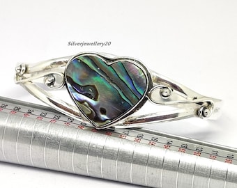 Pulseira de punho em forma de coração com concha de abalone, feita à mão em prata de lei.