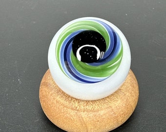 Zeitgenössische Kunst Glas Augapfel Marmor 1,10" Blau Grün Wirbel Weißer Kern Handgefertigtes Glasauge, Lampwork Murmeln, Heady MIB