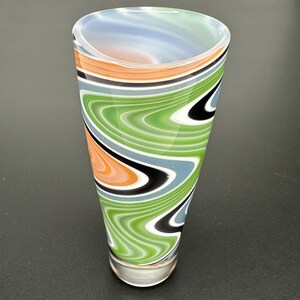 Handgeblazen borrelglaswigwag met groene, oranje, blauwe enz. 3,75&quot; hoog, handgemaakt kunstglas
