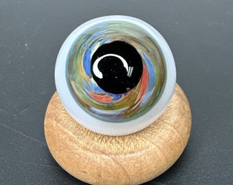 Zeitgenössische Kunst Glas Augapfel Marmor 1,07 "Multicolor Swirl Weißer Kern Handmade Borosilikat MIB, Glasmurmeln, Glasauge, Kuriosität