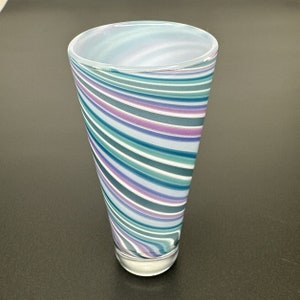 Handgeblazen boriumsilicaatborrelglas met blauwe, roze en paarse tinten, 3,60 inch hoog, gemaakt in de VS, handgemaakt