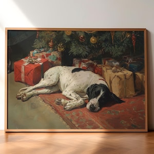 Könnte beinhalten: Gerahmtes Gemälde eines weiß-schwarzen Hundes, der sich auf einem roten Teppich unter einem geschmückten Weihnachtsbaum ausruht. Eingepackte Geschenke in Rot, Gold und Blau liegen um den Baum. Das Kunstwerk ist in einem Holzrahmen.