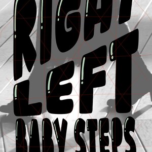 Könnte beinhalten: Schwarzer Text auf weiß-grauem Hintergrund mit der Aufschrift "RIGHT LEFT BABY STEPS". Der Text ist fett, abgerundet und glänzend. Der Hintergrund zeigt ein verschwommenes Bild von Beinen und Füßen.