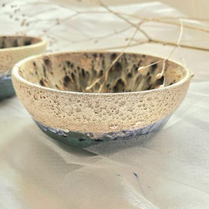 Op de afbeelding: Handgemaakte houten snijplank met een natuurlijke houtnerf. Voorzien van een sapgroef en een handvat. Afmetingen: ongeveer 45 cm lang, 30 cm breed en 2,5 cm dik.