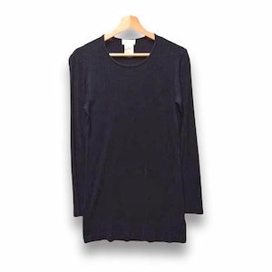 Pode incluir: Uma camisa preta de manga comprida com gola redonda. A camisa está pendurada em um cabide de madeira.