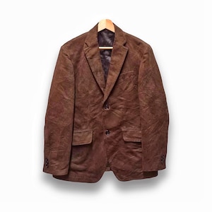 Peut inclure: Un blazer en velours côtelé marron avec une fermeture à deux boutons et deux poches sur le devant.