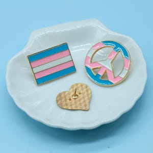 Transgender Pride-speldjesset – 3-delige metalen pinnen voor Pride Month – Transgender vlag, liefde, vredessymbool – Heavy-duty LGBTQ emaille pinnen