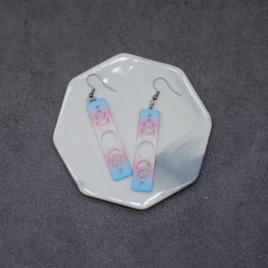 Brincos de acrílico transgênero com fases da lua, brinco transgênero sutil, acessórios para o mês do orgulho, brinco unissex pequeno, brincos de acrílico