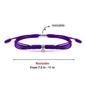 K&ouml;nnte beinhalten: Lilafarbenes verstellbares Armband aus Schnur mit einem silbernen Band-Anh&auml;nger.  Verstellbar von 7,5 bis 11 Zoll.