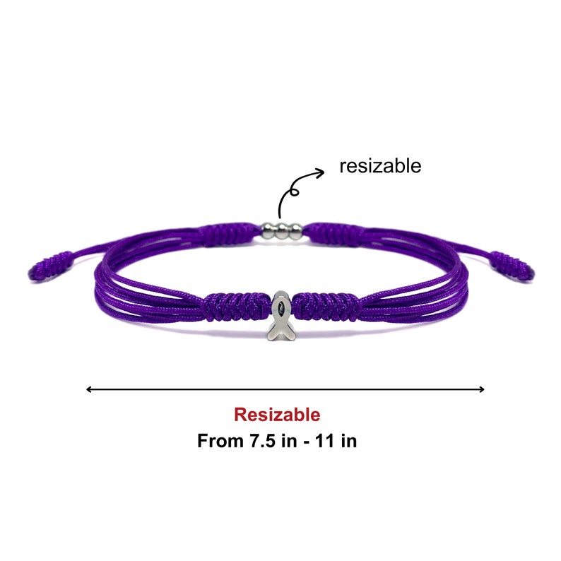 K&ouml;nnte beinhalten: Lilafarbenes verstellbares Armband aus Schnur mit einem silbernen Band-Anh&auml;nger.  Verstellbar von 7,5 bis 11 Zoll.