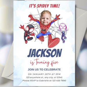Op de afbeelding: Een gepersonaliseerde verjaardagsuitnodiging met een Spider-Man thema. De uitnodiging toont een foto van een kind in een Spider-Man kostuum, met de tekst "IT'S SPIDEY TIME!" en "JACKSON is Turning five". De uitnodiging bevat datum, tijd en RSVP-informatie.