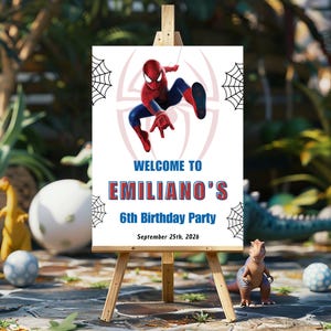 Op de afbeelding: Een houten ezel toont een wit bord met een Spider-Man thema. Op het bord staat "WELCOME TO EMILIANO'S 6th Birthday Party" met de datum. Spinnenwebben en een Spider-Man afbeelding zijn ook te zien. De ezel staat buiten.