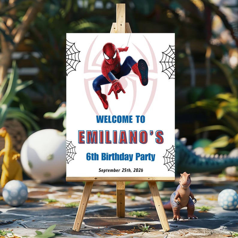 Op de afbeelding: Een houten ezel toont een wit bord met een Spider-Man thema. Op het bord staat "WELCOME TO EMILIANO'S 6th Birthday Party" met de datum. Spinnenwebben en een Spider-Man afbeelding zijn ook te zien. De ezel staat buiten.