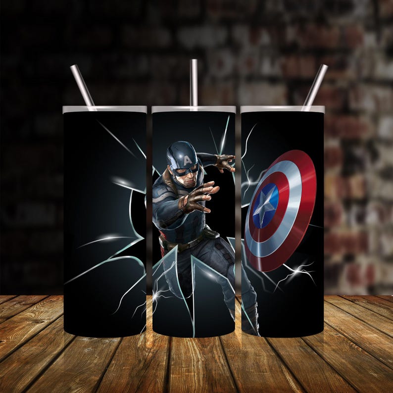 Op de afbeelding: Drie roestvrijstalen bekers met een zwarte achtergrond en een afbeelding van Captain America die door het glas breekt. De afbeelding bevat Captain America's schild en een rood-wit-blauw kleurenschema.
