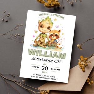 Op de afbeelding: Een witte uitnodigingskaart met illustraties van Groot en Rocket Raccoon. De tekst "CALLING ALL SUPERHEROES" staat bovenaan, met "WILLIAM is turning 3!" eronder. De datum en tijd zijn ook opgenomen.