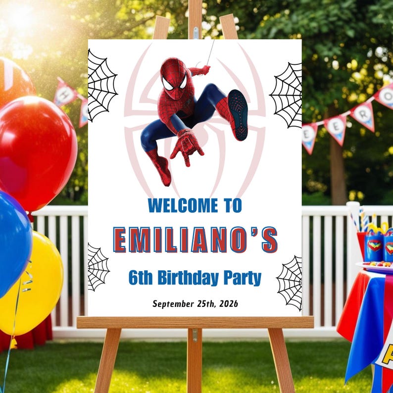 Op de afbeelding: Een wit bord op een houten ezel met een Spider-Man thema. Het bord leest "WELCOME TO EMILIANO'S 6th Birthday Party September 25th, 2026" met een Spider-Man afbeelding en spinnenweb accenten. Ballonnen en feestversieringen op de achtergrond.
