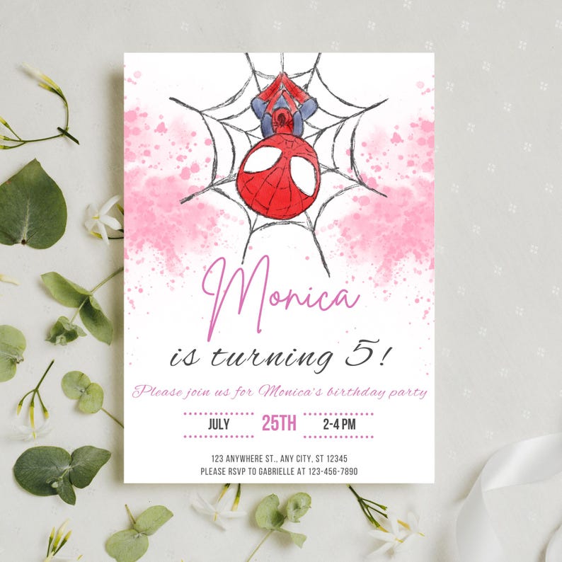Może przedstawiać: R&oacute;żowe i białe zaproszenie na urodziny z kresk&oacute;wkową ilustracją Spidermana wiszącego do g&oacute;ry nogami w pajęczynie. Tekst brzmi "Monica kończy 5 lat!" z informacjami o dacie, godzinie i miejscu imprezy.