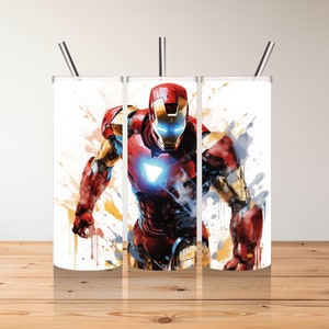 Op de afbeelding: Drie roestvrijstalen bekers met deksels en rietjes, met een kleurrijk aquarelontwerp van Iron Man, een superheld uit Marvel Comics.