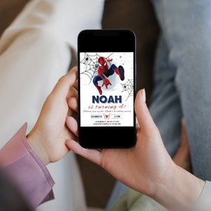 Peut inclure: Un smartphone affichant une invitation num&eacute;rique pour la f&ecirc;te d'anniversaire de Noah pour ses 4 ans. L'invitation pr&eacute;sente une image de dessin anim&eacute; de Spiderman en rouge et bleu, se balan&ccedil;ant sur une toile d'araign&eacute;e. Le texte indique "Noah a 4 ans !" et comprend la date et l'heure de la f&ecirc;te.
