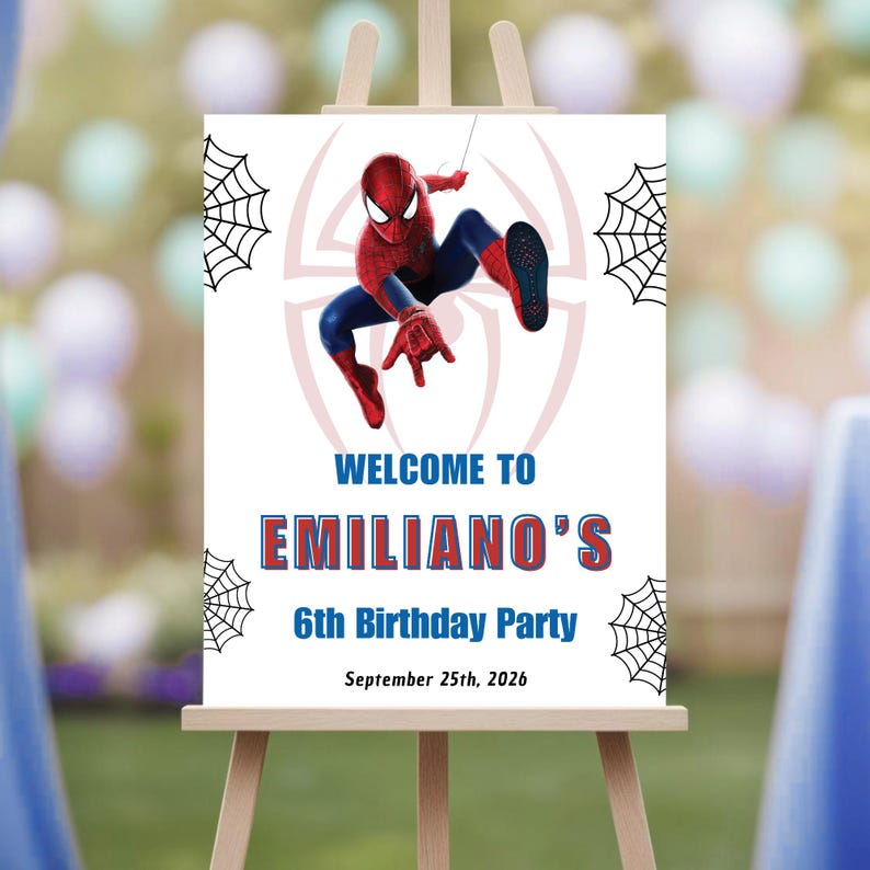 Op de afbeelding: Een wit bord op een houten ezel met een Spider-Man-afbeelding. Op het bord staat "WELCOME TO EMILIANO'S 6th Birthday Party" met de datum "September 25th, 2026". Spinnenwebben staan in de hoeken.