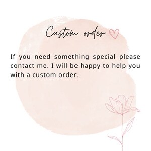 Puede incluir: Un fondo de acuarela con un coraz&oacute;n rosa y el texto "Custom order". El texto debajo dice "Si necesitas algo especial, por favor contacta conmigo. Estar&eacute; encantado de ayudarte con un pedido personalizado."