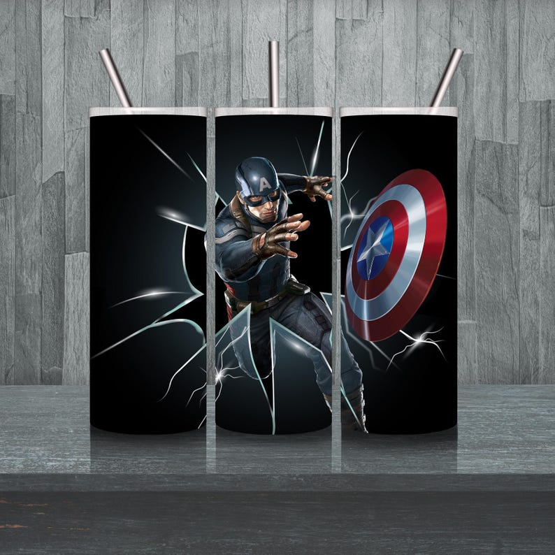 Op de afbeelding: Drie roestvrijstalen bekers met een zwarte achtergrond en een afbeelding van Captain America die een gebarsten glazen raam doorbreekt. De middelste beker toont Captain America's gezicht en de rechter beker toont zijn schild.