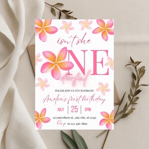 Może przedstawiać: R&oacute;żowe i białe kwiatowe zaproszenie na pierwsze urodziny z tekstem "isn't she NEderful" i "Amelia's first birthday". Zaproszenie zawiera datę "JULY 25" i godzinę "2PM".