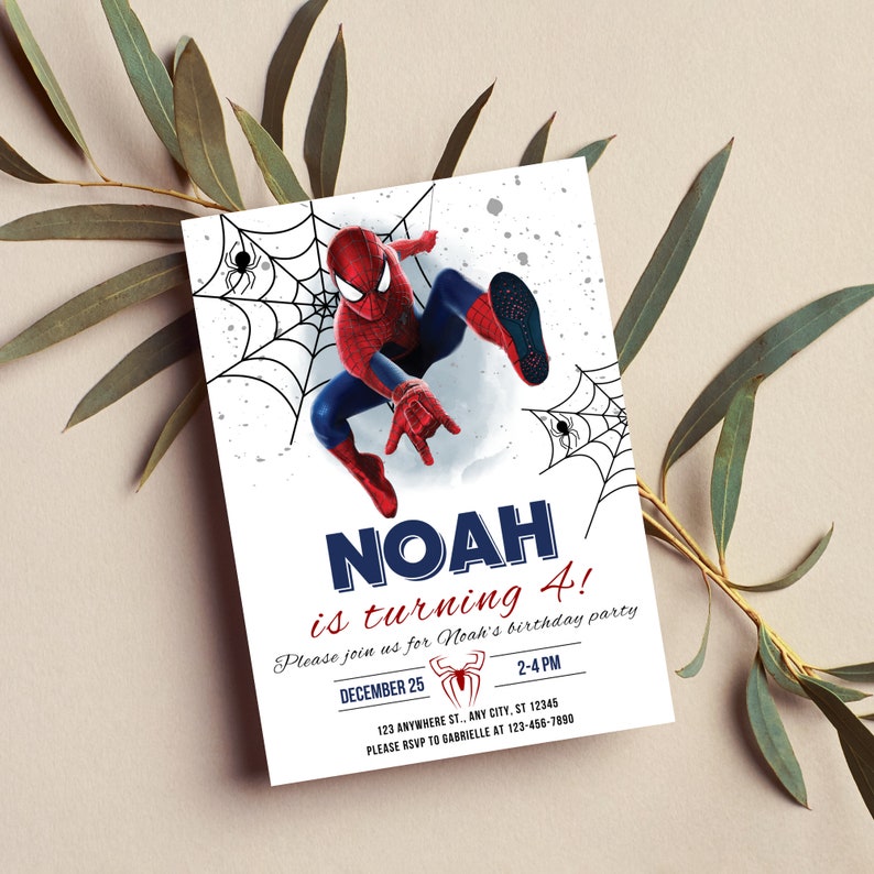 Peut inclure: Une invitation de f&ecirc;te d'anniversaire blanche avec un personnage Spiderman rouge et bleu. L'invitation indique "Noah a 4 ans !" et comprend la date, l'heure et l'adresse de la f&ecirc;te.
