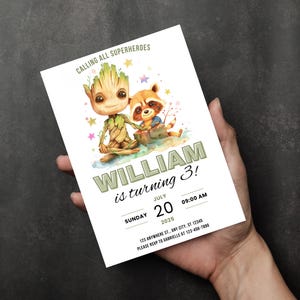 Op de afbeelding: Een verjaardagsuitnodiging met illustraties van Groot en Rocket Raccoon. De uitnodiging leest "CALLING ALL SUPERHEROES" en "WILLIAM wordt 3!" met datum, tijd en RSVP-informatie. Het ontwerp bevat sterren en kleurrijke accenten.