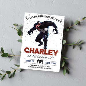 Puede incluir: Una invitaci&oacute;n de cumplea&ntilde;os con una ilustraci&oacute;n en blanco y negro de Venom, un superh&eacute;roe de Marvel Comics. La invitaci&oacute;n es para la fiesta de cumplea&ntilde;os n&uacute;mero 5 de Charley, que se celebrar&aacute; el 10 de marzo de 11:30 AM a 1:30 PM. La invitaci&oacute;n incluye la direcci&oacute;n y la informaci&oacute;n de RSVP.