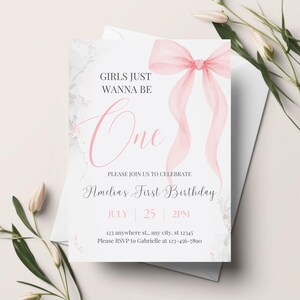 Puede incluir: Invitaci&oacute;n de primer cumplea&ntilde;os rosa y blanca con un lazo de acuarela y el texto "Girls Just Wanna Be One" y "Amelia's First Birthday". La invitaci&oacute;n incluye la fecha "July 25" y la hora "2PM".