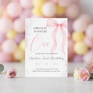Puede incluir: Invitaci&oacute;n de primer cumplea&ntilde;os rosa y blanca con un lazo rosa y el texto "Girls Just Wanna Be One" y "Amelia's First Birthday". La invitaci&oacute;n incluye la fecha, la hora y el lugar de la fiesta.