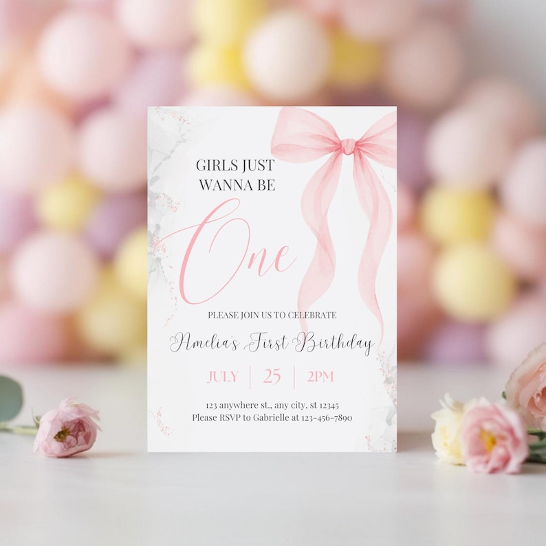 Puede incluir: Invitaci&oacute;n de primer cumplea&ntilde;os rosa y blanca con un lazo rosa y el texto "Girls Just Wanna Be One" y "Amelia's First Birthday". La invitaci&oacute;n incluye la fecha, la hora y el lugar de la fiesta.