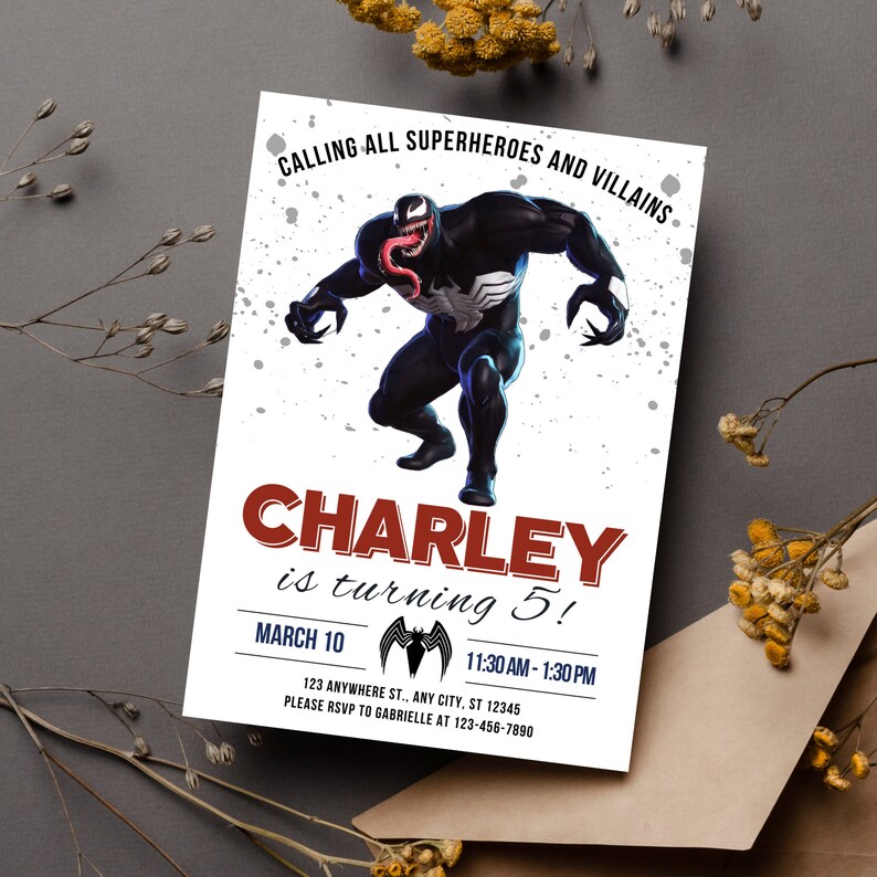 Puede incluir: Una invitaci&oacute;n blanca con una imagen en blanco y negro de Venom, un personaje de Marvel Comics. La invitaci&oacute;n dice "Calling all superheroes and villains" y "Charley is turning 5!" con la fecha y la hora de la fiesta.