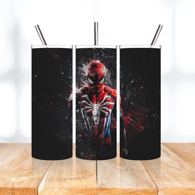 Puede incluir: Tres vasos de acero inoxidable con tapas y pajitas. Los vasos son negros con un gr&aacute;fico de Spiderman rojo y azul.