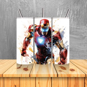 Op de afbeelding: Drie roestvrijstalen bekers met een kleurrijk abstract ontwerp met Iron Man, een superheld uit Marvel Comics. Het ontwerp bevat spatten van rode, gele en blauwe verf.