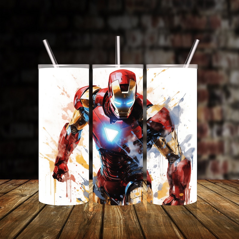 Op de afbeelding: Drie roestvrijstalen bekers met een kleurrijk abstract ontwerp van Iron Man, een superheld uit Marvel Comics. Het ontwerp bevat spatten van rode, gele, blauwe en witte verf.