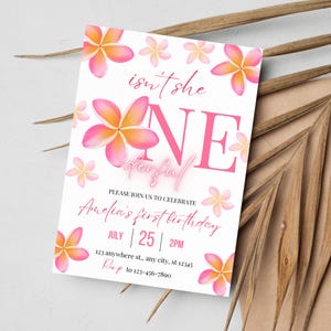 Może przedstawiać: R&oacute;żowe i pomarańczowe kwiatowe zaproszenie na pierwsze urodziny z tekstem "isn't she ONEderful" i "Amelia's first birthday" z datą i godziną "JULY | 25 | 2PM".