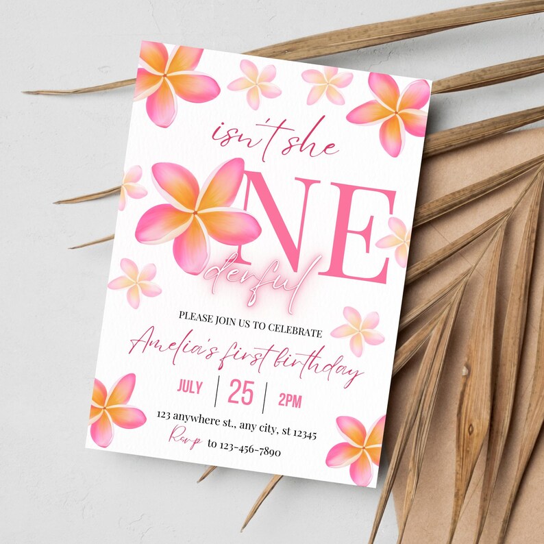 Może przedstawiać: R&oacute;żowe i pomarańczowe kwiatowe zaproszenie na pierwsze urodziny z tekstem "isn't she ONEderful" i "Amelia's first birthday" z datą i godziną "JULY | 25 | 2PM".