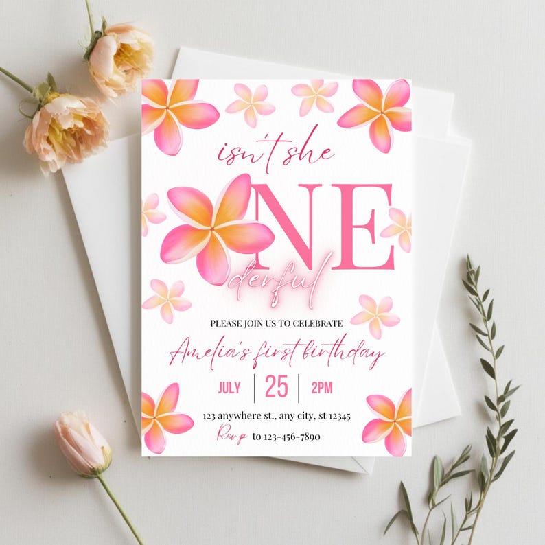 Może przedstawiać: R&oacute;żowe i białe kwiatowe zaproszenie na urodziny z tekstem "isn't she ONEderful" i "Amelia's first birthday". Zaproszenie zawiera datę "JULY 25" i godzinę "2PM".