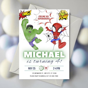 K&ouml;nnte beinhalten: Eine Geburtstagseinladung mit Superhelden-Motiv mit Hulk und Spider-Man. Die Einladung lautet "MICHAEL wird 4!" mit Datum, Uhrzeit und RSVP-Informationen. Comic-Stil-Sprechblasen mit "OMG!" und "POW!" sind enthalten.