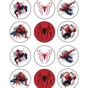 K&ouml;nnte beinhalten: Zw&ouml;lf runde Cupcake-Topper mit einem roten und blauen Superhelden mit Spinnennetz-Design. Einige Topper zeigen den Superhelden in Aktion, w&auml;hrend andere ein rotes Spinnennetz zeigen.
